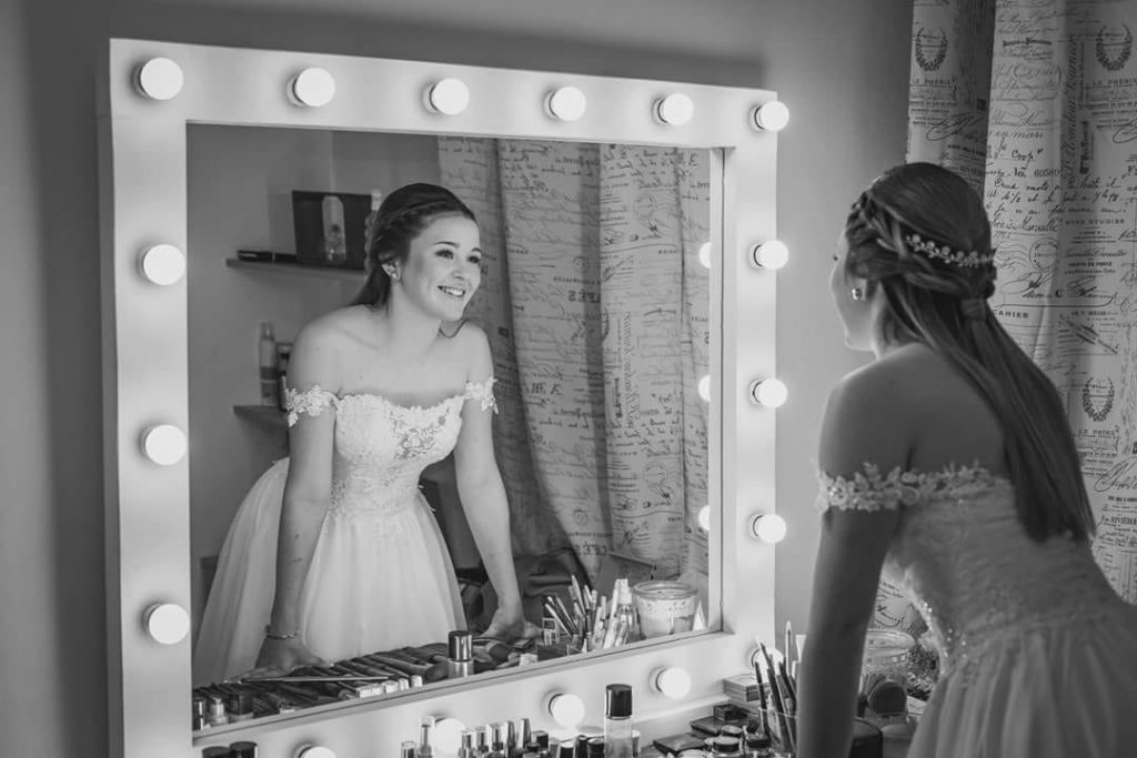 Quinceñera preparándose para la fiesta