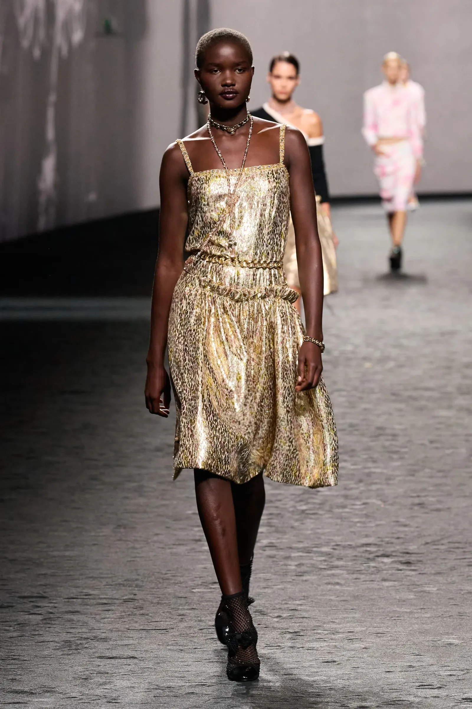 chanel vestido corto de fiesta dorado