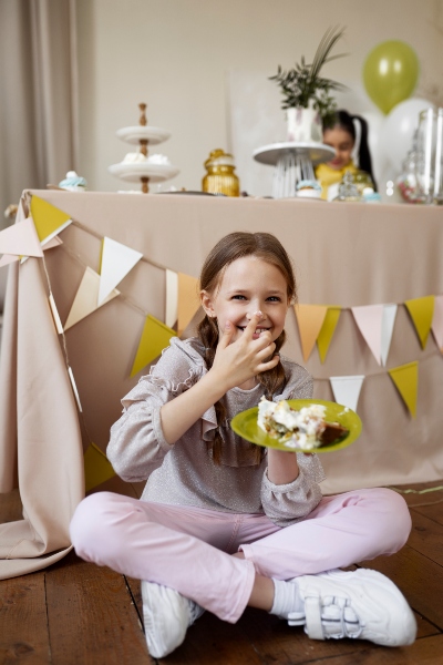 Niña comiendo torta en una pijamada