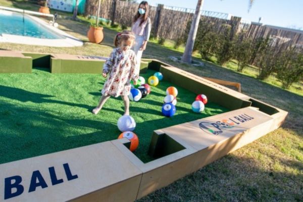 Niños jugando al pool ball