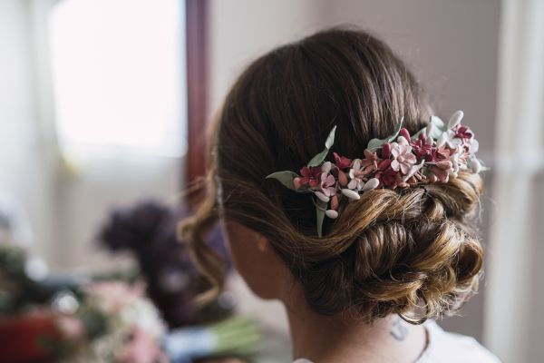 tocado de flores para peinado recogido