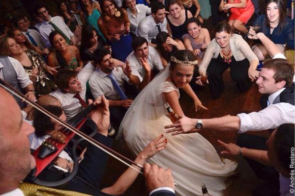 Actuación de violinista en una boda