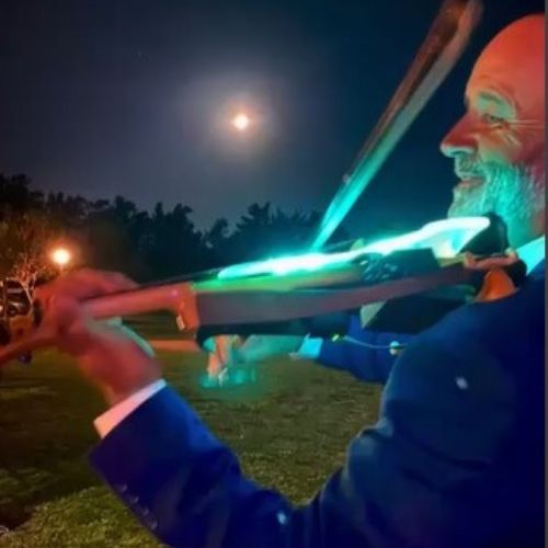 Violinista tocando un violín con luces led