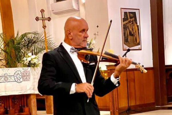 Violinista tocando en la iglesia