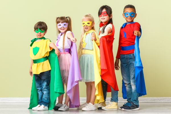 Niños disfrazados de superhéroes