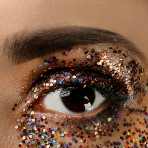 Mujer con ojo maquillado con glitter