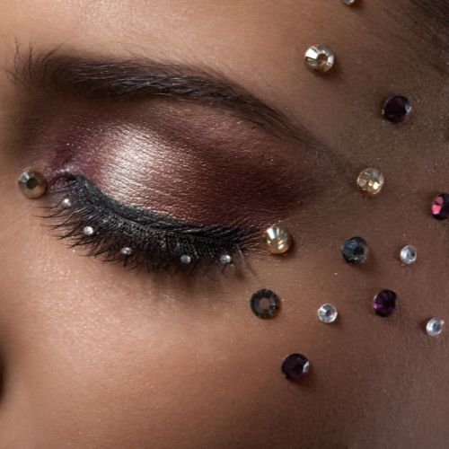 Ojo maquillado con strass