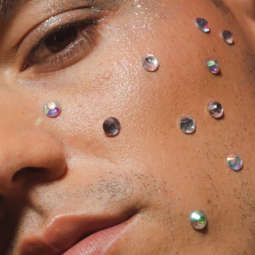 rostro de hombre con strass