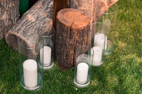 Decoración con troncos y velas
