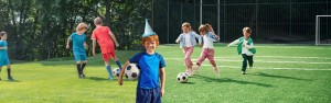 Niños y niñas jugando fútbol