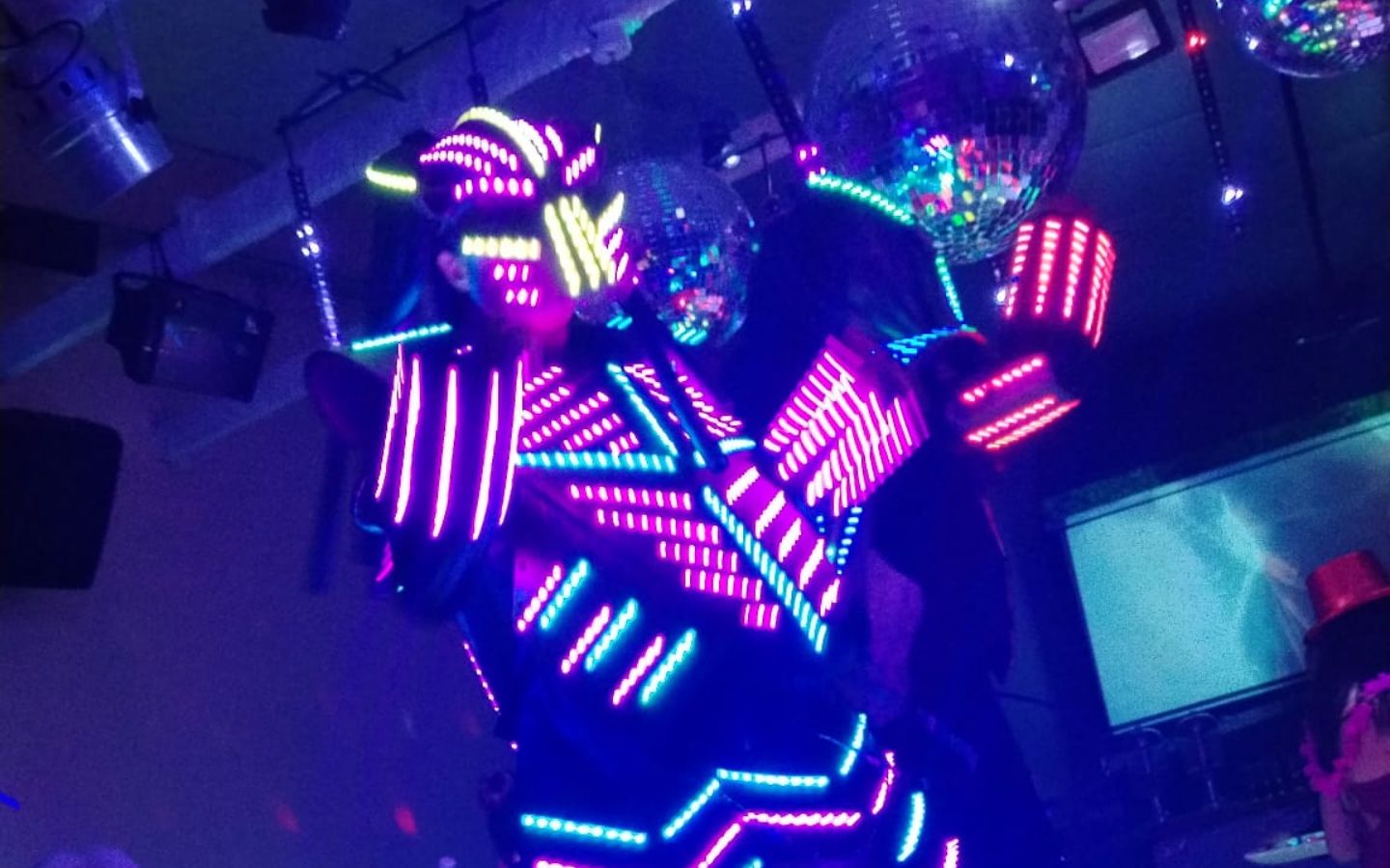 robot led fiesta en salón Aserrín Aserrán