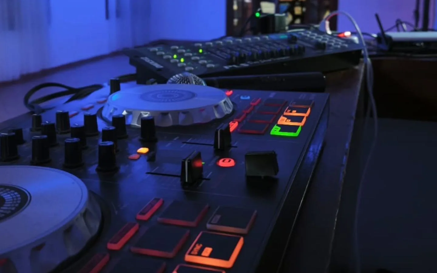AURA AUDIO E ILUMINACIÓN