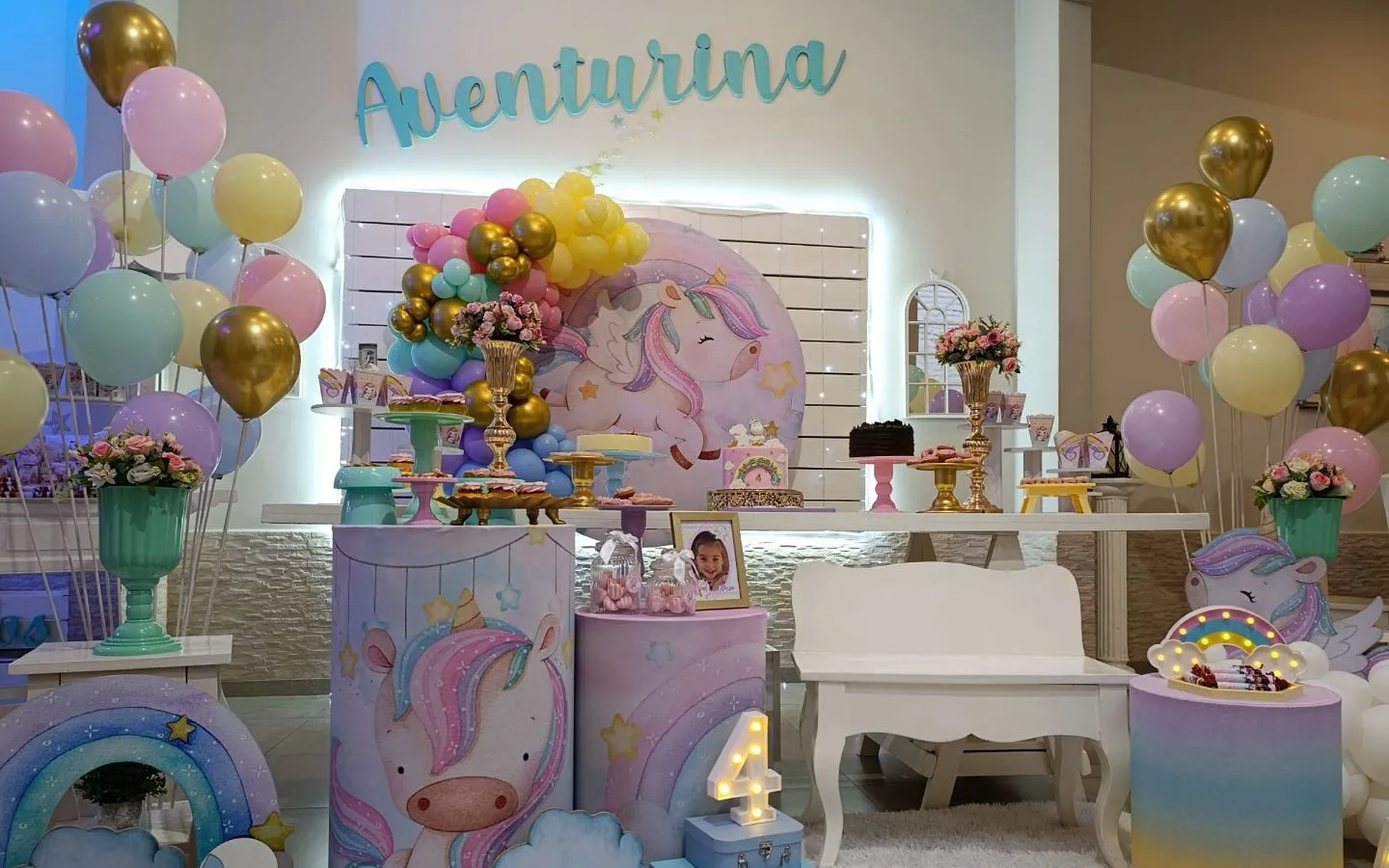 decoración de unicornio con arcoíris y estrellas con colores pasteles