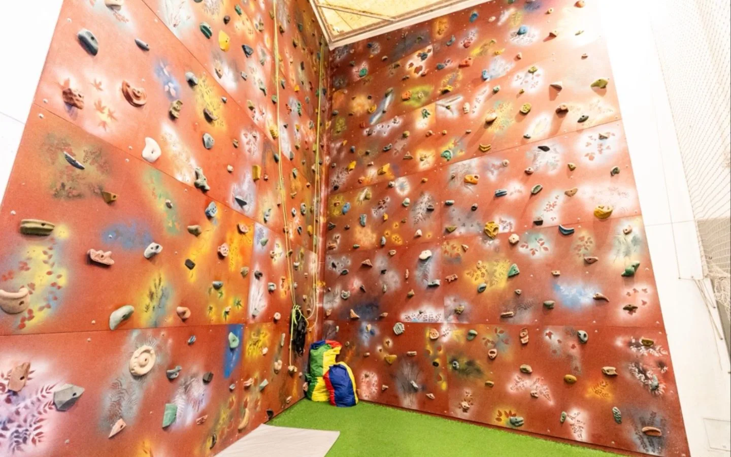 pared de escalar salón de fiestas infantiles Chums Parque