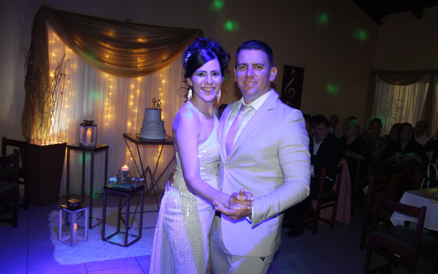 Novios bailando el balls en Clave de Sol Salón de fiestas