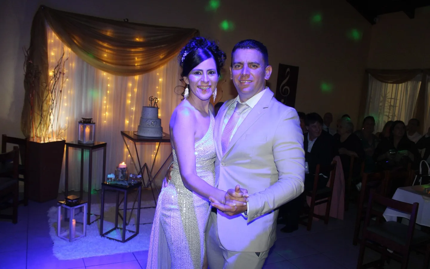 Novios bailando el balls en Clave de Sol Salón de fiestas