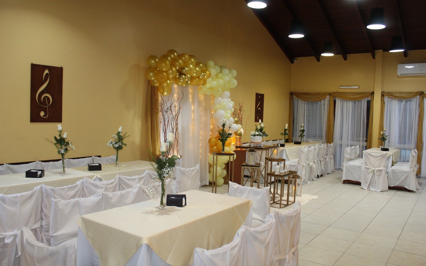 Salón decorado para fiestas - Clave de Sol