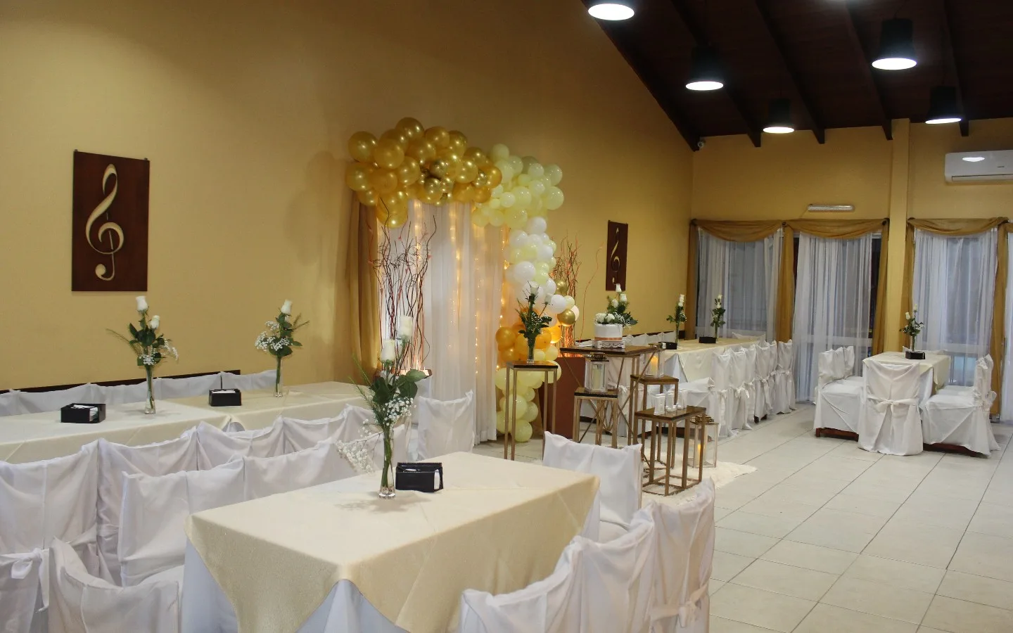 Salón decorado para fiestas - Clave de Sol