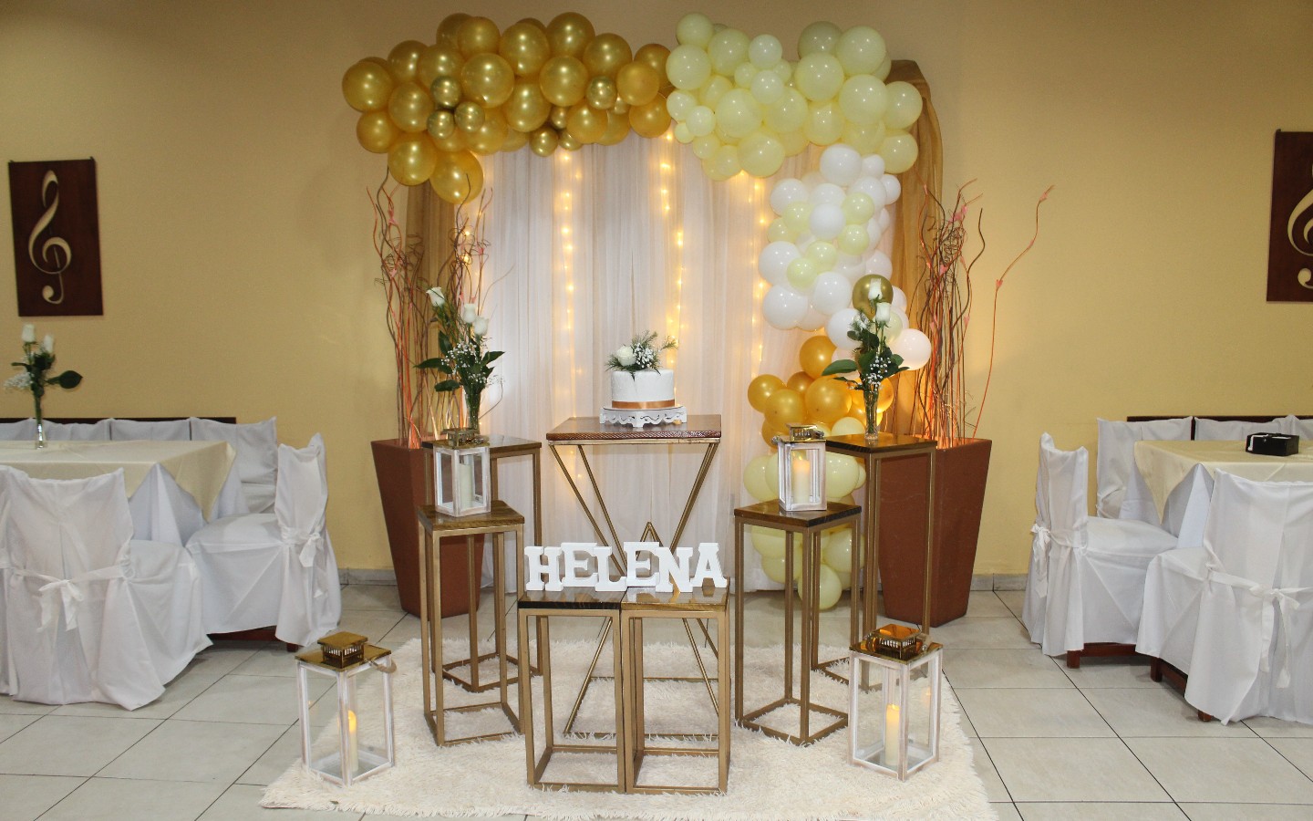 Decoración con globos de mesa principal - Salón de Fiestas Clave de Sol