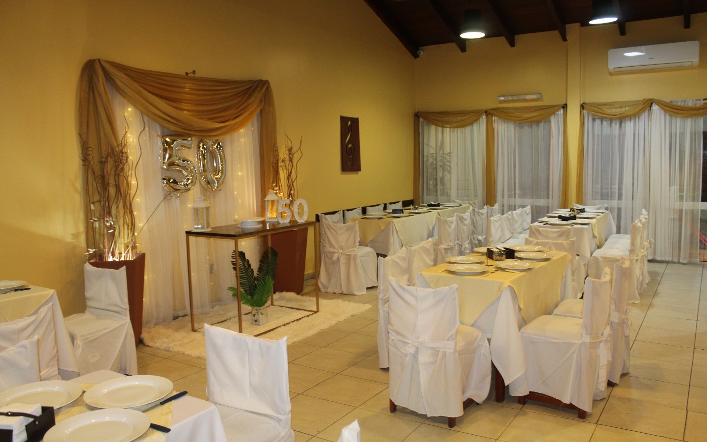 Decoración cumpleaños de 50 en Salón Clave de Sol