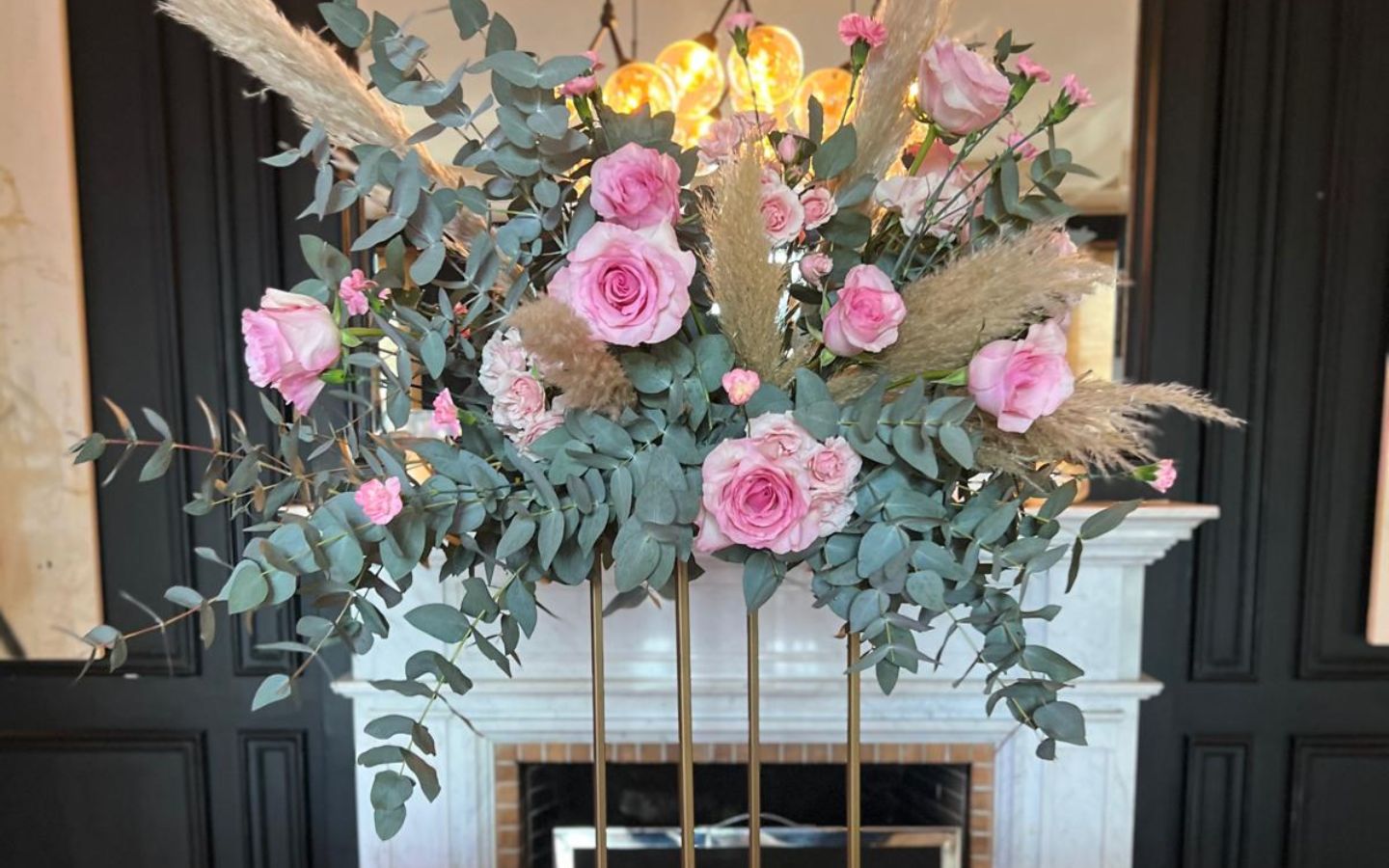arreglo floral decorativa para entrada de fiestas