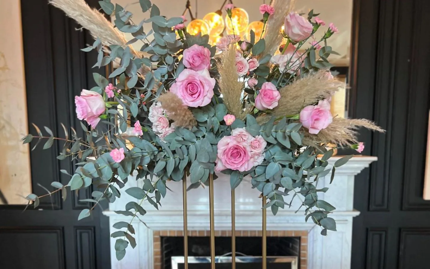 arreglo floral decorativa para entrada de fiestas