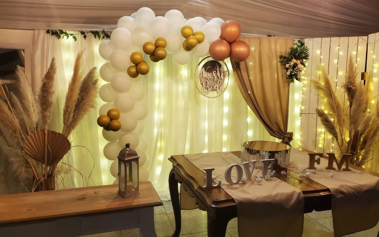 decoración mesa de torta de boda