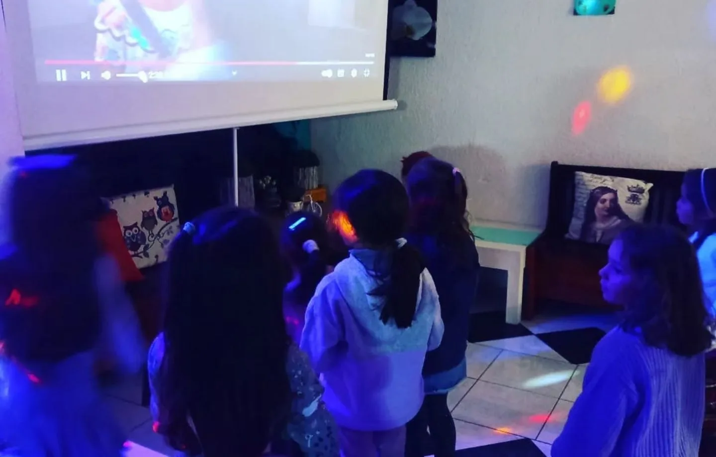 pantalla gigante - Matinée kids Salón de fiestas infantiles Portones Mágicos