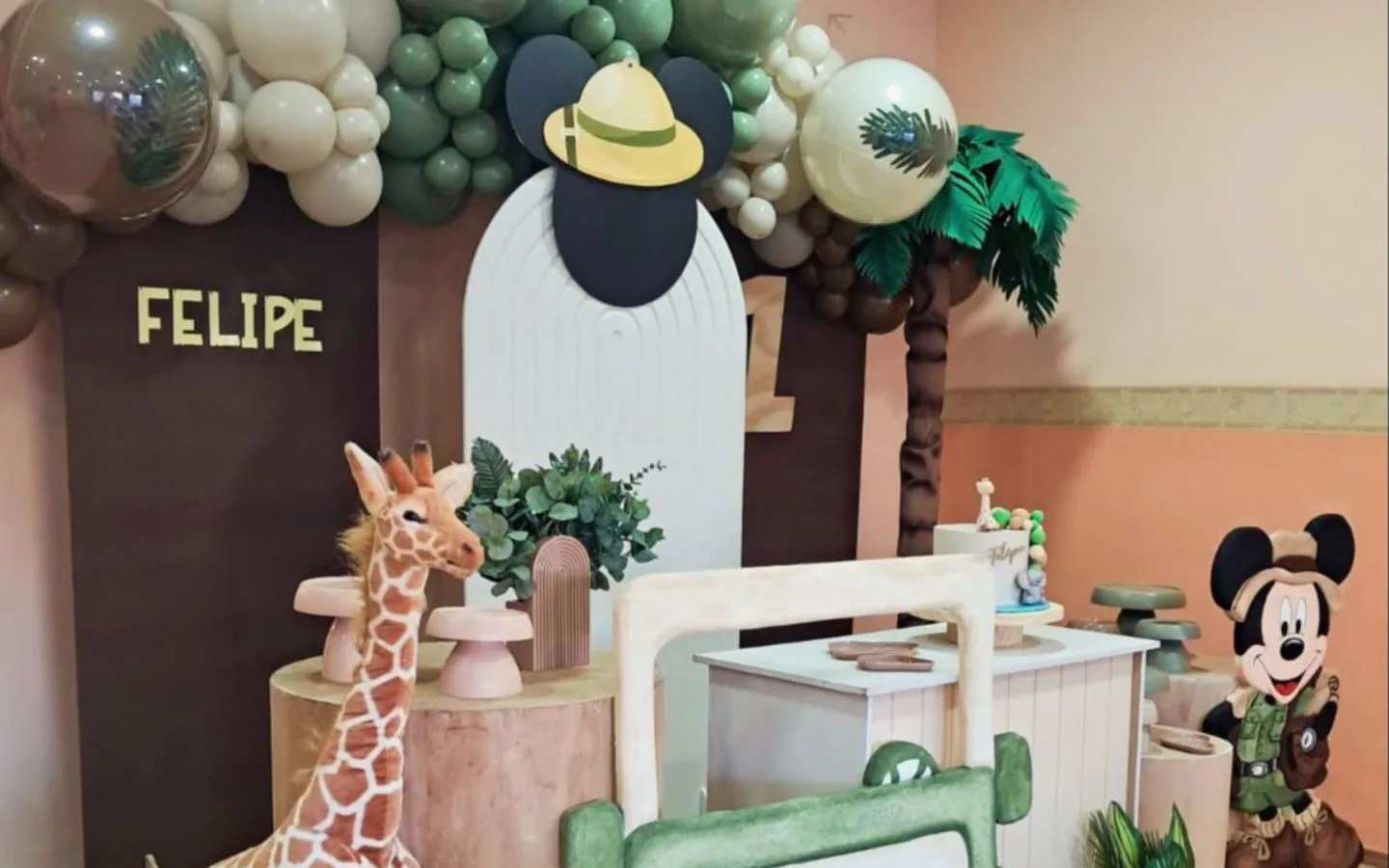 Decoración Mickey safari cumpleaños infantil Puerto Ilusión