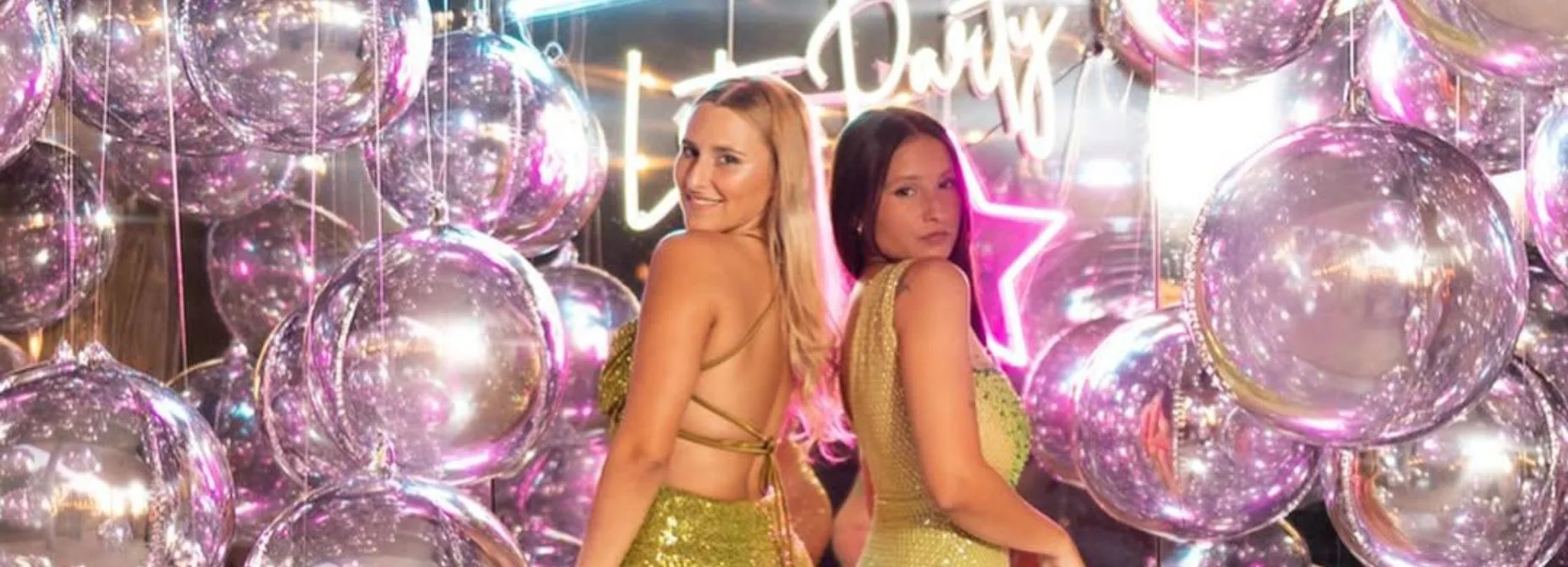 portada - chicas en la cabina photo booth uy